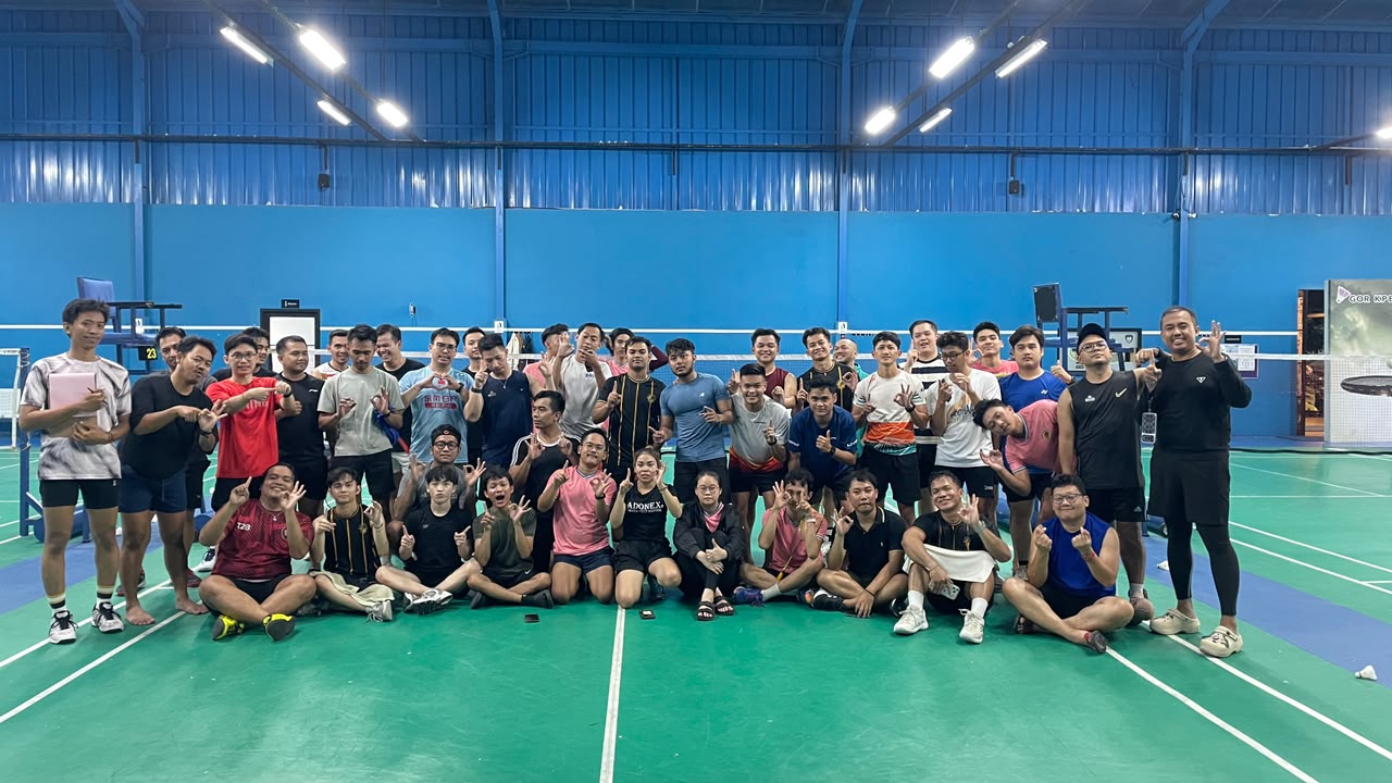 Foto bersama member One Okur Badminton Club